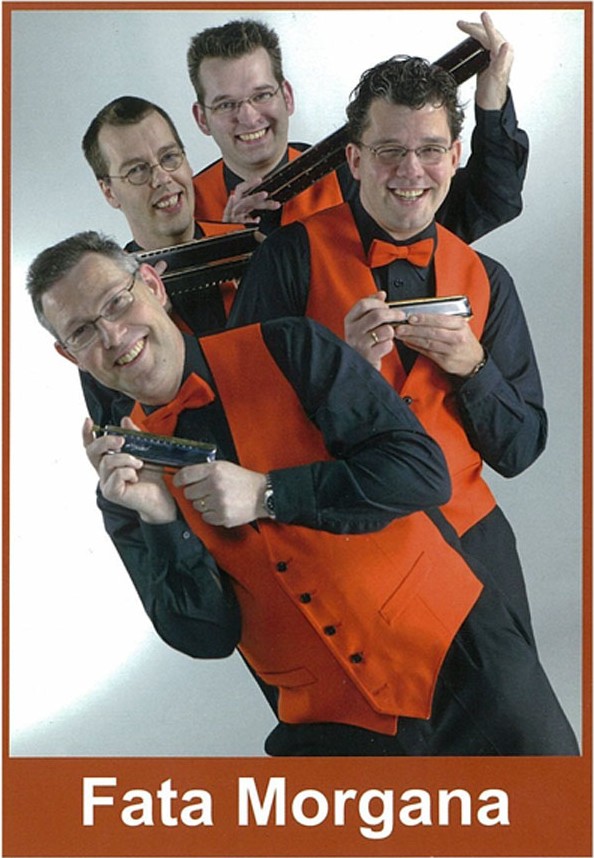 Le quartette d'harmonicas néerlandais Fata Morgana, en gilets orange