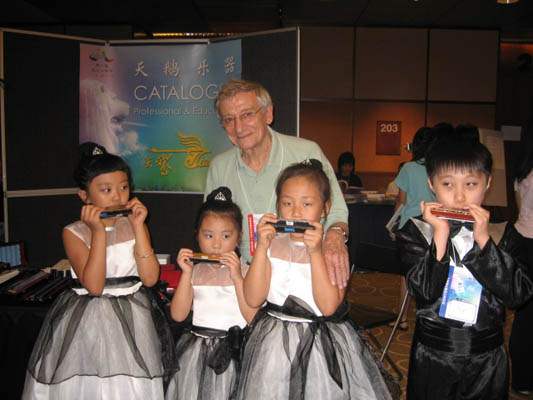 Jeunes harmonicistes en tenue de concours au festival de Singapour