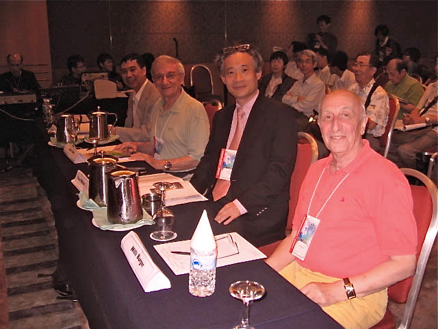 Membres du jury installés à la table de la compétition, à Singapour