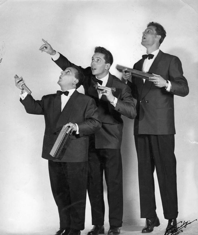 Le Trio Raisner en smoking, harmonicas en main, photo de studio