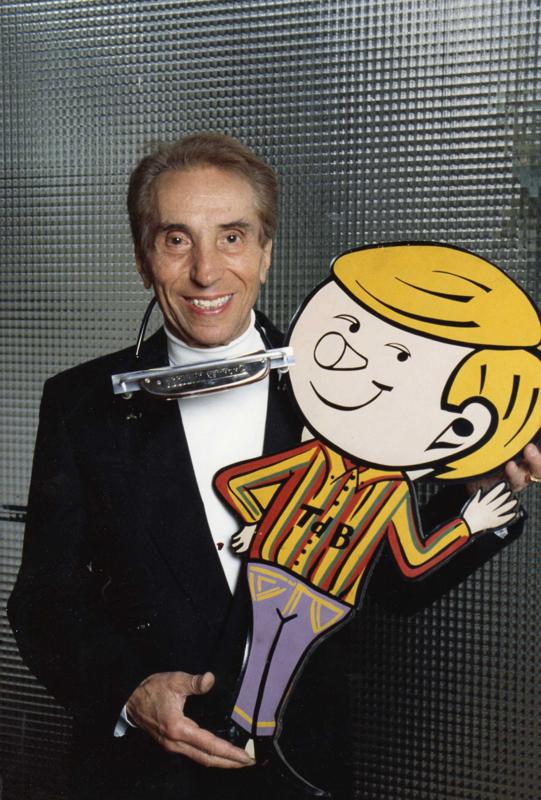 Albert Raisner avec Tête de Bois, la mascotte à laquelle il prêtait sa voix