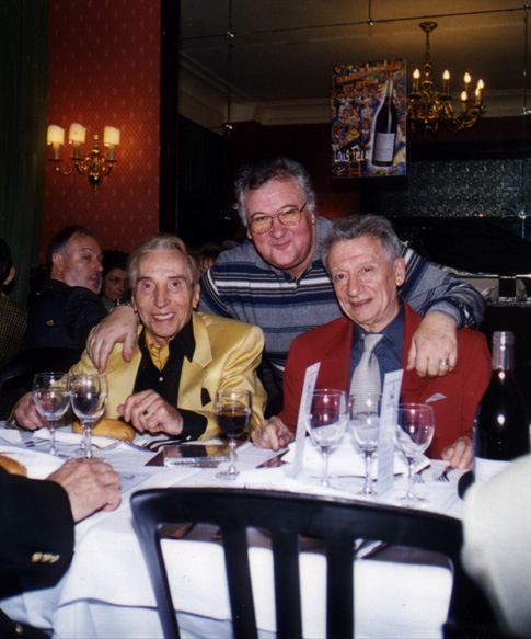 Albert Raisner et des amis harmonicistes réunis à table au rendez-vous Harmo-Beaujo