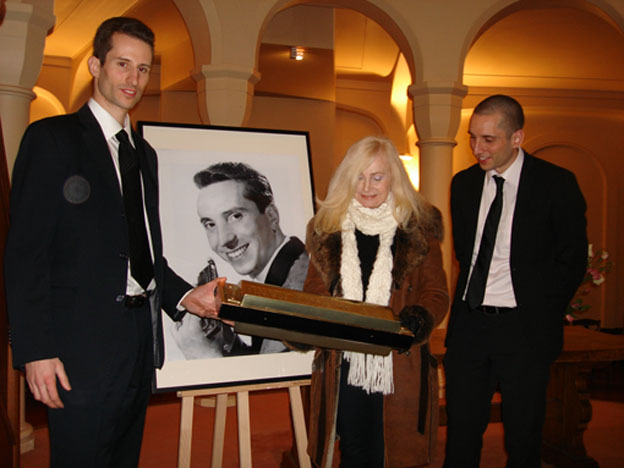 Michèle Torr entourée de Rémy et Richard, fils d'Albert Raisner, devant son portrait