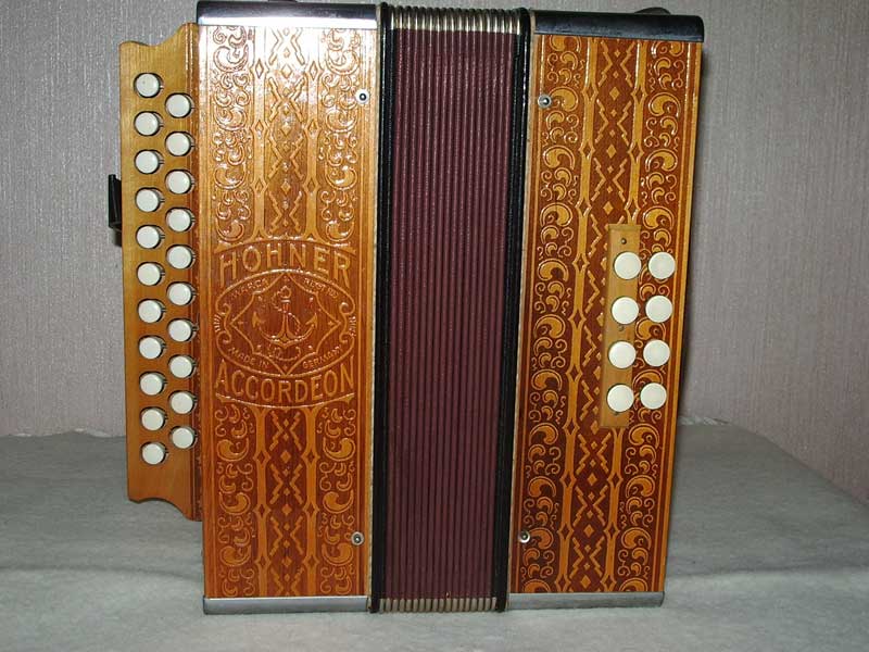 Accordéon diatonique Hohner en bois décoré