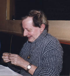 Claude Garden souriant, assis à une table
