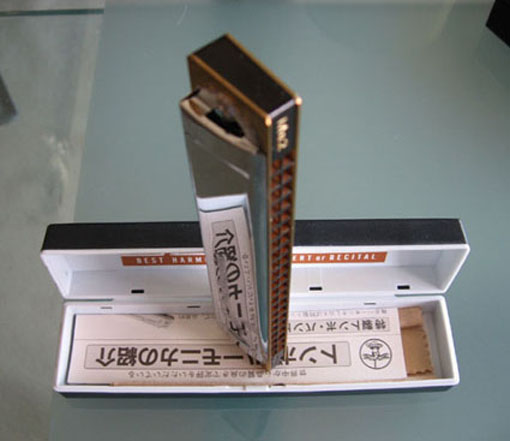 Harmonica Tombo dressé dans son étui ouvert